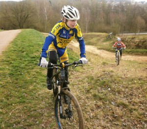 Julian Schnürer beim Streckentraining mit Sportlern des Focus Rapiro Racingteams