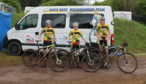 Der der U17-Landeskader Sachsen- Anhalt nach dem Matschrennen in Wombach: Immanuel Ries (Radunion Halle); Julian Schnürer und Pascal Söhner (beide White Rock)