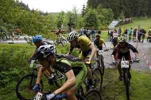 Das Rennen der U17 kurz nach dem Start- im Bild auch White Rock- Biker Pascal Söhner, Jonas Mayer (433) und Julian Schnürer (Bildmitte von links)