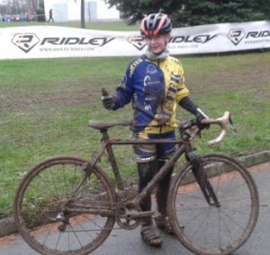 Schlammig, aber Glücklich: Johanna Kreis sicherte sich in der weiblichen U17- Klasse sowohl den Tages- als auch den Gesamtsieg