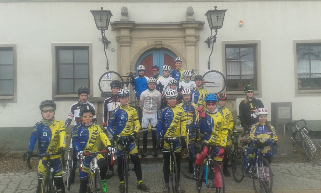Gruppenbild vor der Jugendherberge Radis