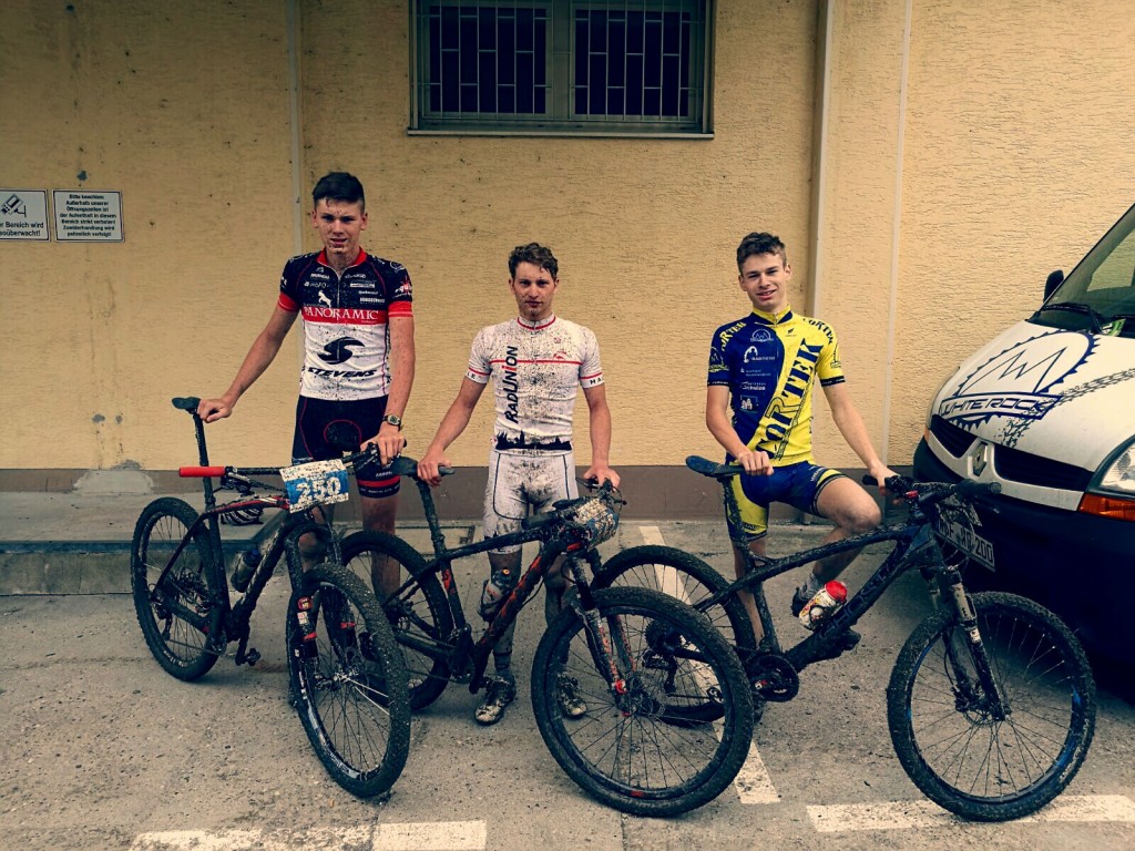 Pascal Söhner, Immanuel Ries (Radunion Halle) und Julian Schnürer nach dem Rennen in Heubach