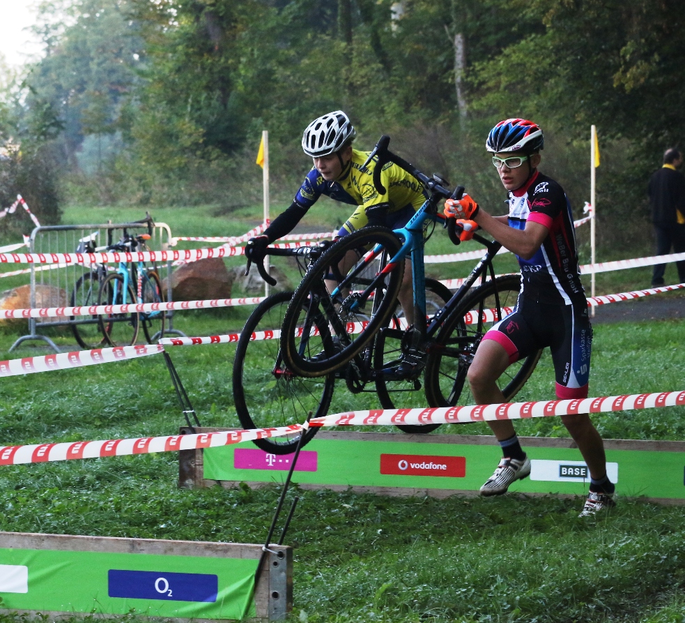 verschiedene Hürdentechnik: hartes Duell um den Sieg in der U15 zwischen MaxWeser (Riesa) und Gregor