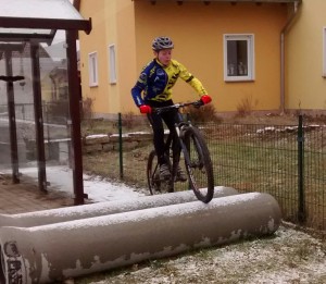 Gregor beim Rohre prüfen