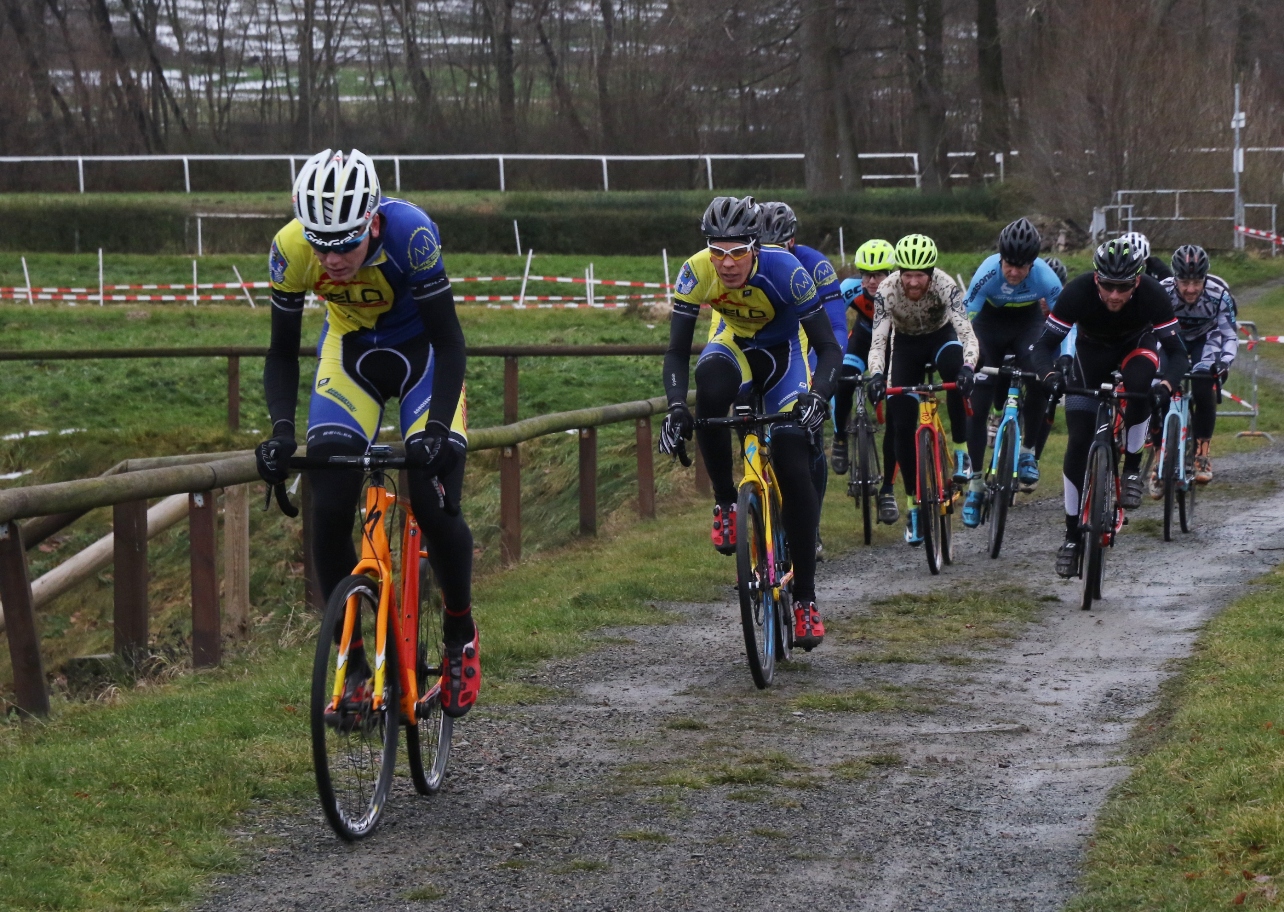 Pascal und Tommy ziehen am Horn (Eliterennen)