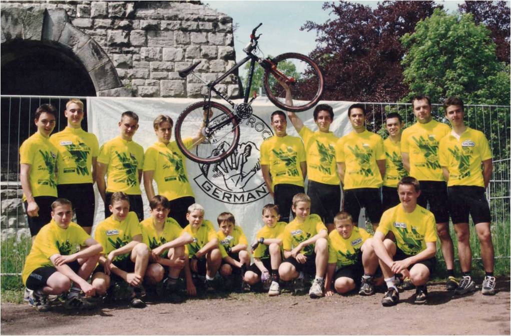 Mannschaftsbild 1997 mit den ersten Trikots (vor dem Bismarckturm)