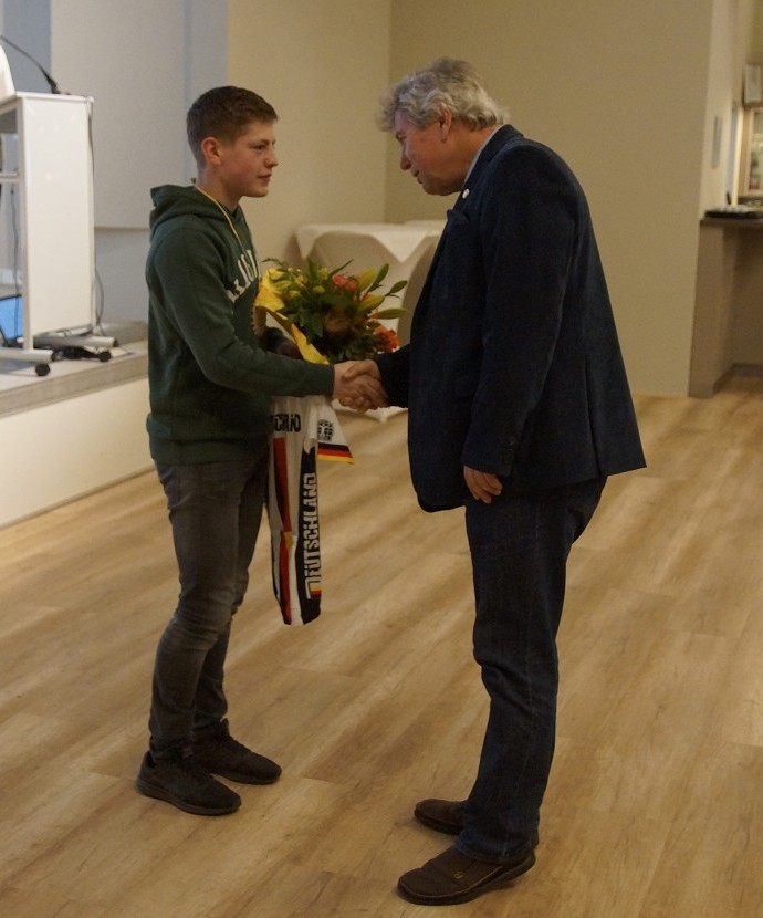 LV-Präsident Günter Grau ehrt Gregor Wiegleb als Sportler des Jahres 2017 im Verein