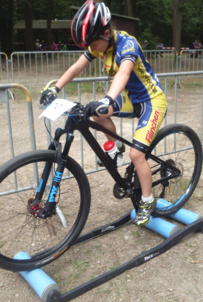 Warm machen vor dem Start- Lia auf der Rolle