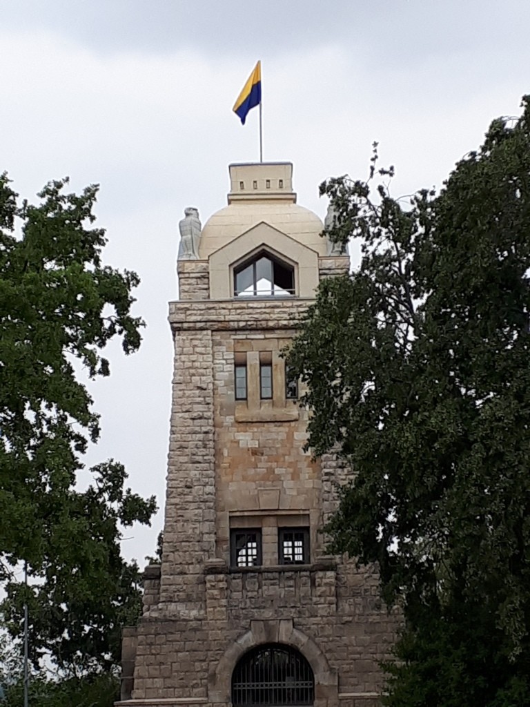 ..und die Vereinsfarben sind über Nummernausgabe (Bismarckturm) auch schon gehisst)
