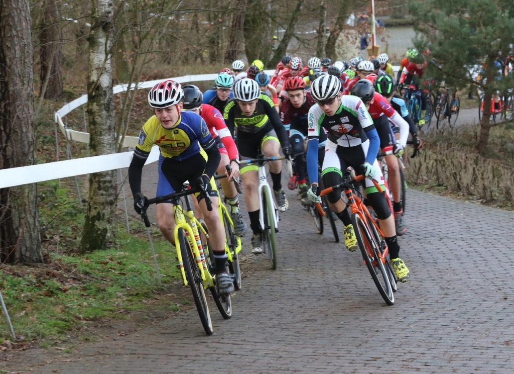 Gregor führt beim Start das Feld an