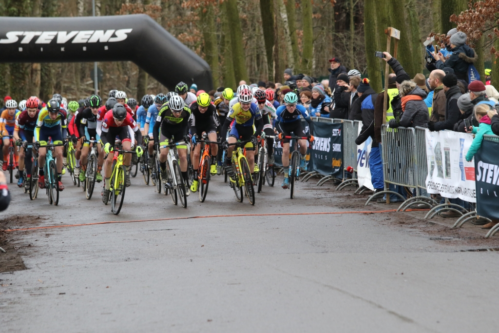 Start der U17 (Gregor vorn in Blau- Gelb )