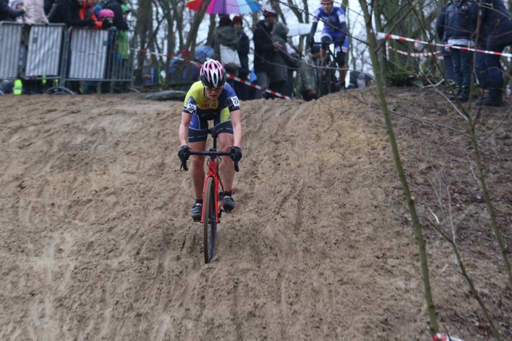 Steffi pflügt durch den Sand