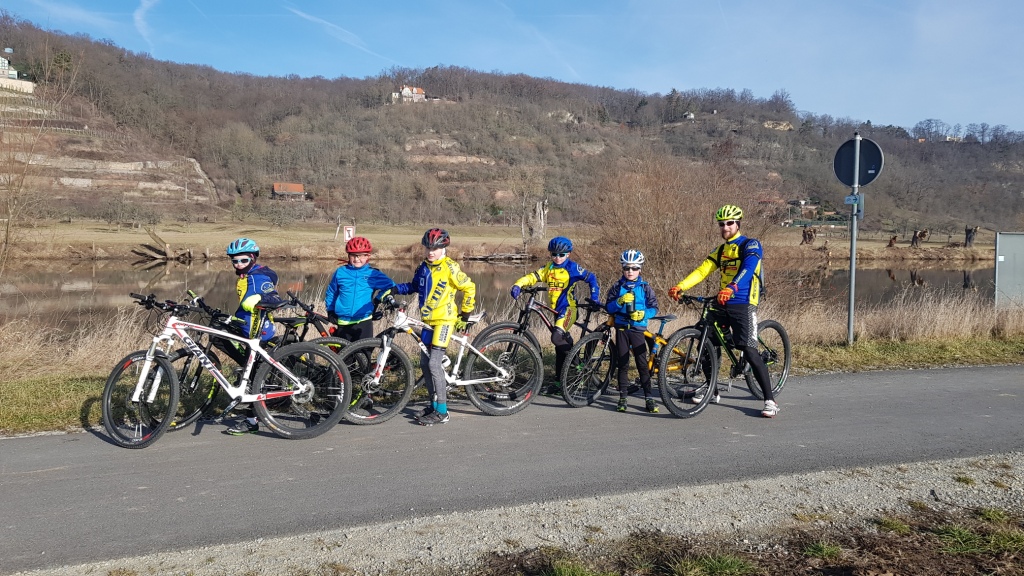 Die Kleinen unterwegs auf dem Saaleradweg